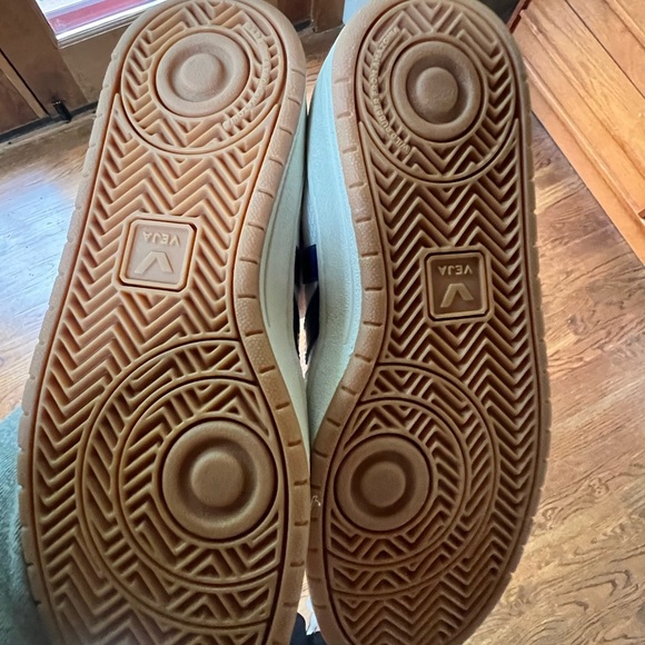 Veja White and Red Sneakers with Minimalist Design Like New - Picture 5 of 6